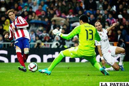 Fernando Torres define la segunda anotación para el Atlético