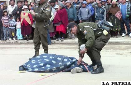 Investigadores realizan la labor de peritaje