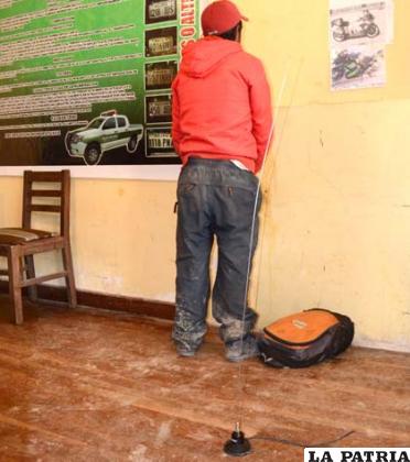 El presunto ladrón y detrás la antena recuperada
