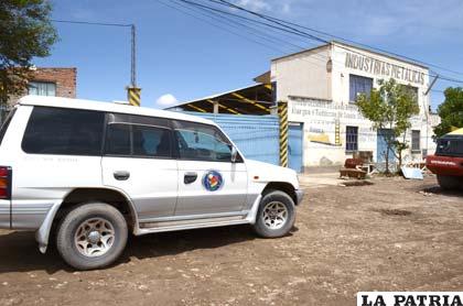Vehículo del Ministerio Público en la inspección a los dos motorizados