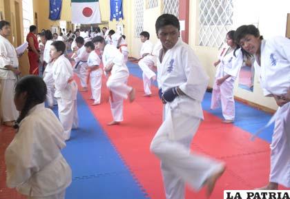 El karate, fundamentalmente un arte de defensa
