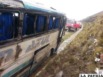 Todas las ventanas del bus “Trans Azul” quedaron destrozadas