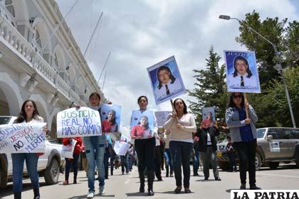 Familiares, amigos y organizaciones participan de vigilia y marcha pidiendo justicia para Jessica Burgoa