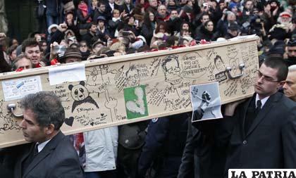 Francia despide a director de ‘Charlie Hebdo’