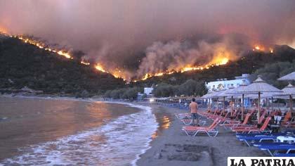 Incendio en una playa de Argentina