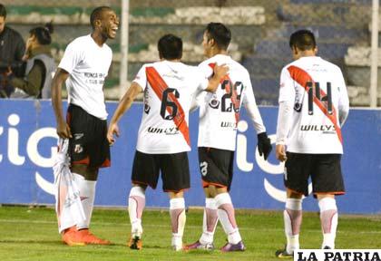 Anderson Da Silva hizo doblete para Nacional Potosí, festeja con sus compañeros