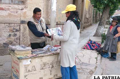 Félix Mamani encontró en la venta de periódicos una forma de generar ingresos para el sustento de su familia