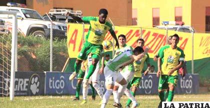 Una acción del partido que se disputó ayer en Cobija