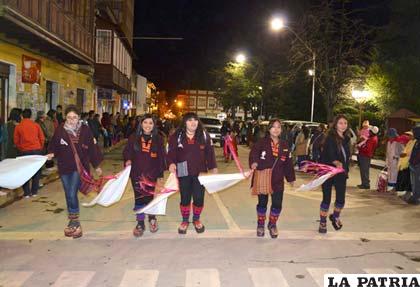 Los Phujllay Oruro durante su paso por la plaza 10 de Febrero