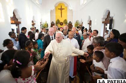 Los devotos filipinos despiden al Pontífice