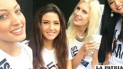 Miss Israel, Doron Matalon (izq.), Saly Greige Miss Líbano (centro-izq), junto a otras participantes