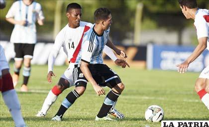 Una acción de juego de la victoria de Argentina ante Perú