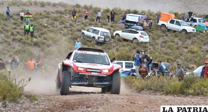 El paso del Rally Dakar por territorio orureño fue una gran aventura, el coche de Marco Bulacia en competencia