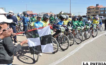 Ciclistas orureños que se preparan para competencias nacionales
