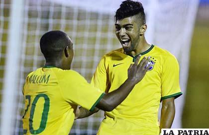 Malcom y Kenedy celebran el primer gol de la selección de Brasil