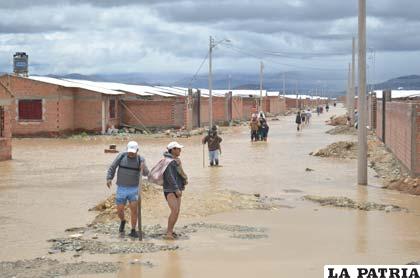 Vecinos salen de sus casas para ponerse a buen recaudo el martes reciente