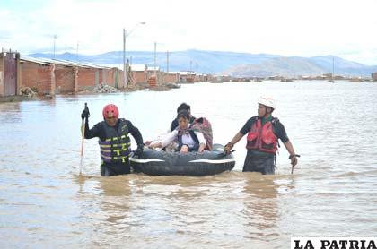 Vecinos de zonas inundadas esperan ayuda tras declaratoria de emergencia