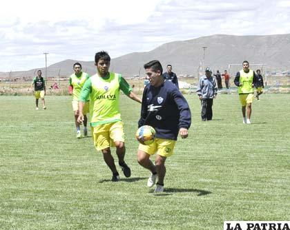 Prado y Juárez en la acción de juego