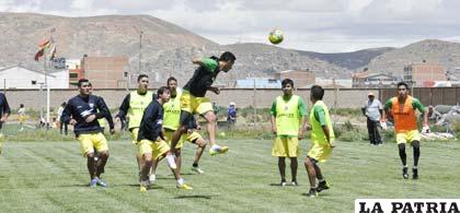 Los “santos” ayer hicieron algo de fútbol en la cancha de propiedad del club