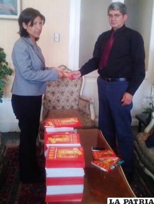 Godínez entregó su producción literaria a Ana Lía López Benito, funcionaria de la Cancillería