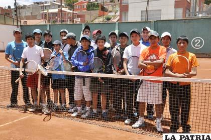 Deportistas que intervienen en el certamen departamental de tenis