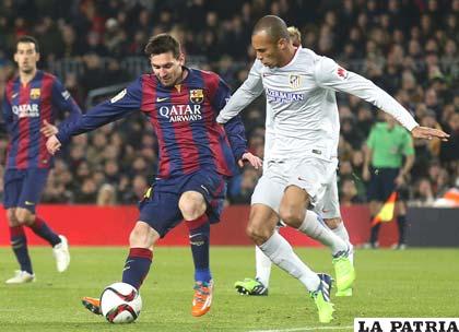 Lionel Messi con el balón, fue autor del único gol del partido