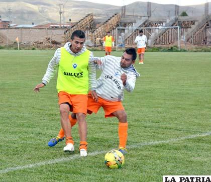 Robles y Ovando en la disputa de la pelota