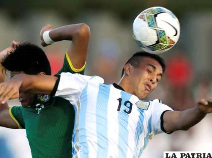 Una acción de juego del cotejo entre Argentina y Bolivia
