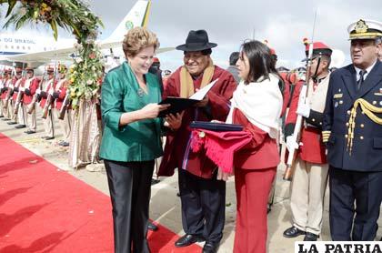 La presidenta de Brasil, Dilma Rouseff, recibe como recuerdo una mantilla al igual que los otros mandatarios