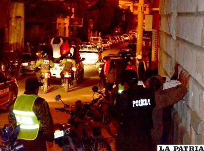 Mientras unos son llevados en un vehículo otros jóvenes son puestos contra la pared