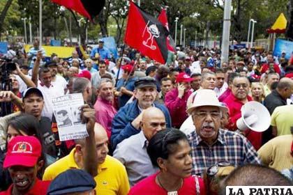Militantes del partido de gobierno de Venezuela en movilización apoyando a Nicolás Maduro