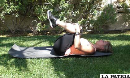 5. Por último, debes realizar ejercicios de estiramientos para relajar la espalda. Una postura efectiva es pegando tus piernas a tu pecho. De esta forma se alarga tu espalda y sanas los músculos de tus piernas, brazos y cuello.