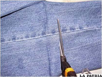 Medimos, planchamos y cortamos la tela sobrante para hacer el dobladillo de la forma habitual, con un margen de 2 cm.
