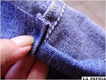 Ahora doblamos hacia el interior la tela del dobladillo 1 cm, y volvemos a doblar para tapar el borde crudo. Pero dejamos sin doblar la zona de la costura.