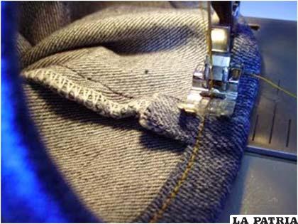 Sujetamos con alfileres y cosemos. La zona de la costura tiene el mismo grosor que en el dobladillo original y no nos va a dar ningún problema para hacer una costura uniforme.