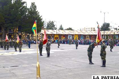 Soldados del Regimiento Camacho se despiden del emblema patrio