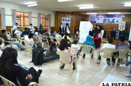 Jóvenes en medio de actividades didácticas del RYLA Oruro 2015