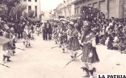 Foto antigua presentación del conjunto folklórico Tobas Zona Sud, Carnaval de 1957 (Memorias de Rómulo Terrazas Quiroga)