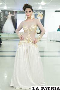 Vestido dorado largo con transparencia, modelo Grace Terán