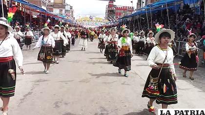 Avenida 6 de Agosto durante el Carnaval de Oruro