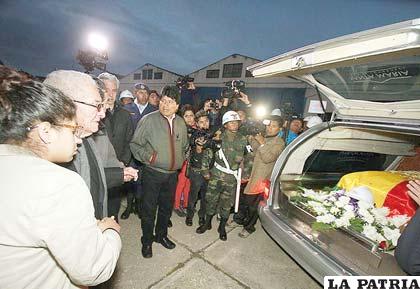 Familiares y autoridades reciben el cuerpo de Carlos Villegas