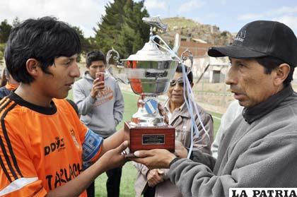 Miranda entrega el trofeo de campeón al capitán de Tarucachi, Ismael Alarcón