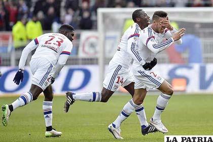 La emoción de los jugadores de Lyon que se mantienen líderes en el fútbol de Francia luego de vencer a Metz