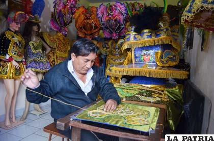 Mario Yave Fuentes, bordador que prepara sus diseños para el Carnaval 2015