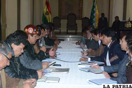 Dirigentes de la COB, en reunión con el Presidente Evo Morales
