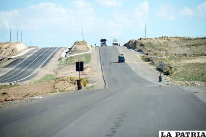 Carretera doble vía La Paz - Oruro en construcción