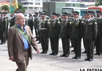 El ministro de Gobierno, Hugo Moldiz, en el reconocimiento por la Policía