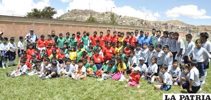 Niños y jóvenes participantes en la Escuela Municipal de Fútbol