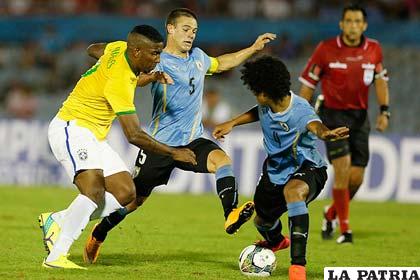 Brasil y Uruguay siendo favoritos comenzaron con un empate (1-1)