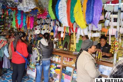 Bazares presentan el colorido de todos los años con la oferta de productos para trajes de danzarines